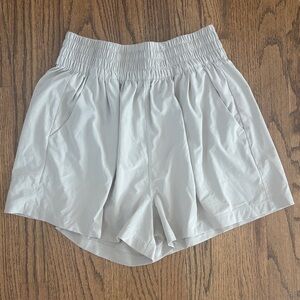 Vuori Villa Short in Bone, size Small
